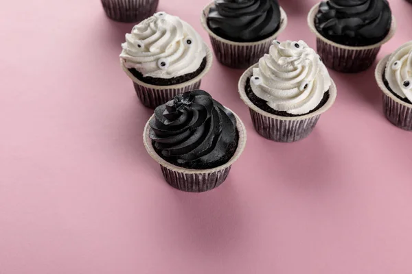 Leckere Halloween Cupcakes Mit Weißer Und Schwarzer Sahne Auf Rosa — Stockfoto