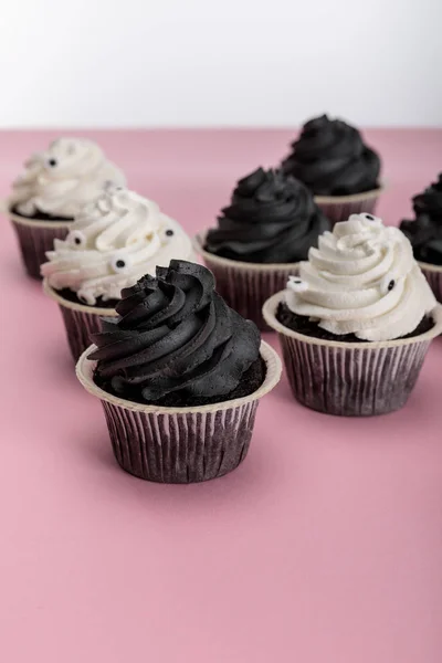 Νόστιμα Απόκριες Cupcakes Λευκή Και Μαύρη Κρέμα Ροζ Επιφάνεια Που — Φωτογραφία Αρχείου