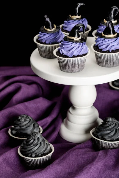 Smakelijke Halloween Cupcakes Witte Standaard Paarse Doek Geïsoleerd Zwart — Stockfoto