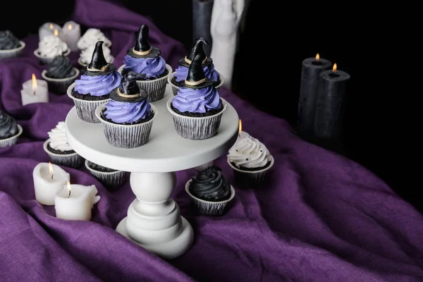 Gustosi Cupcake Halloween Stand Bianco Vicino Candele Accese Panno Viola — Foto Stock