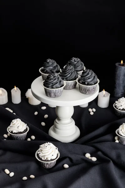 Sabrosos Cupcakes Halloween Con Crema Negra Soporte Blanco Cerca Velas —  Fotos de Stock