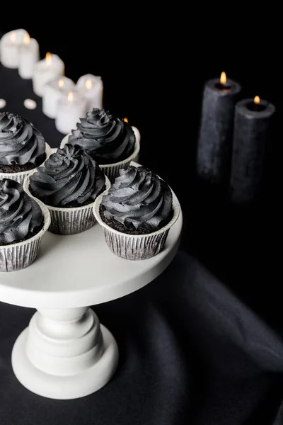 Foco Selectivo Sabrosos Cupcakes Halloween Con Crema Negra Stand Cerca — Foto de Stock