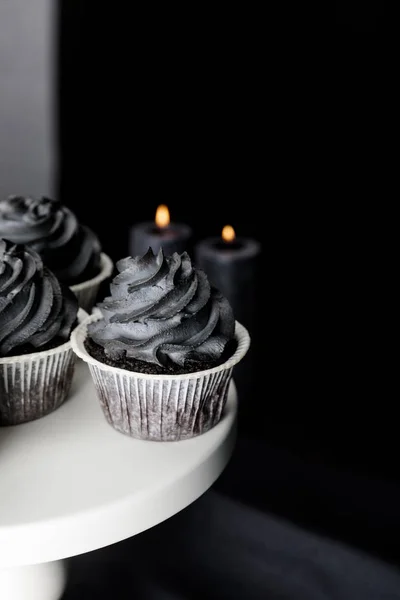 Foco Selectivo Sabrosos Cupcakes Halloween Con Crema Negra Stand Cerca —  Fotos de Stock