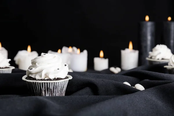 Вибірковий Фокус Смачного Кексу Хеллоуїн Білим Кремом Поблизу Палаючих Свічок — стокове фото