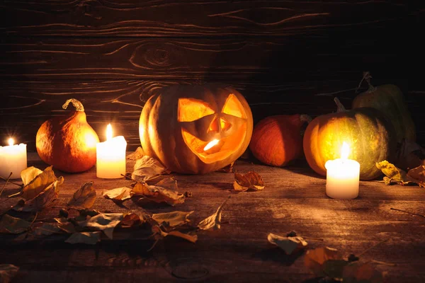 Espeluznante Calabaza Halloween Hojas Otoñales Velas Encendidas Mesa Rústica Madera — Foto de Stock