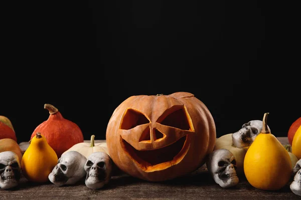 Halloween Pompoenen Decoratieve Schedels Houten Rustieke Tafel Geïsoleerd Zwart — Stockfoto