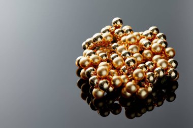 Gri arkaplanda parlak altın Noel süslemesi yansıması ve kopyalama alanı