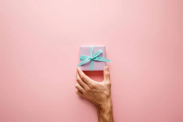 Vue Recadrée Homme Tenant Violette Petite Boîte Cadeau Avec Ruban — Photo