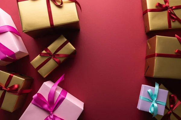 Bovenaanzicht Van Kleurrijke Geschenkdozen Met Linten Rode Achtergrond Met Kopieerruimte — Stockfoto