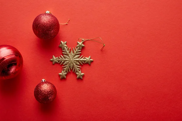 Vista Superior Brillantes Bolas Navidad Copo Nieve Oro Sobre Fondo — Foto de Stock