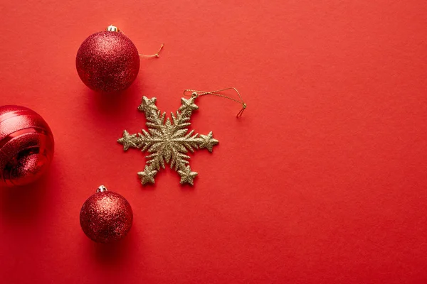 Top View Shiny Christmas Baubles Golden Snowflake Red Background — Stock Photo, Image