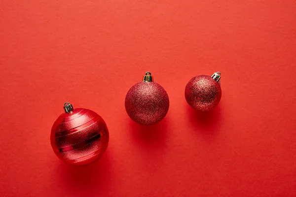 Vue Dessus Des Boules Noël Brillantes Sur Fond Rouge — Photo