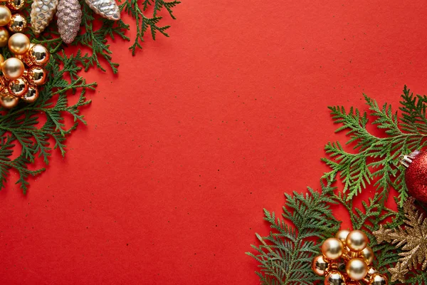 Vista Superior Decoração Natal Brilhante Ramos Thuja Verdes Fundo Vermelho — Fotografia de Stock