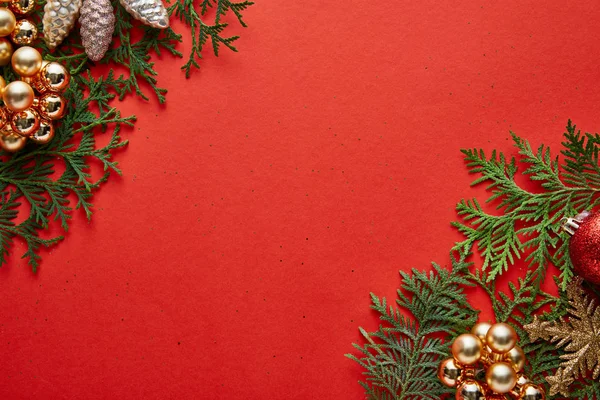 Top View Shiny Christmas Dekoration Grön Thuja Grenar Röd Bakgrund — Stockfoto