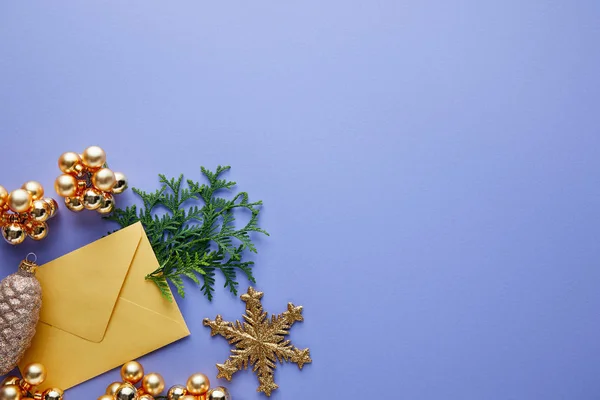 Bovenaanzicht Van Glanzende Gouden Kerstversiering Groene Thuja Takken Envelop Blauwe — Stockfoto