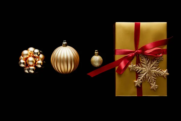 Flat Lay Com Brilhante Presente Natal Dourado Com Fita Vermelha — Fotografia de Stock