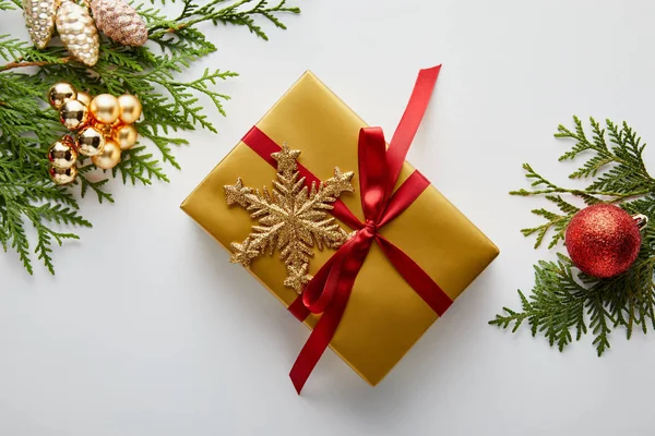 Bovenaanzicht Van Glanzend Gouden Rode Kerstversiering Groene Thuja Takken Verpakt — Stockfoto