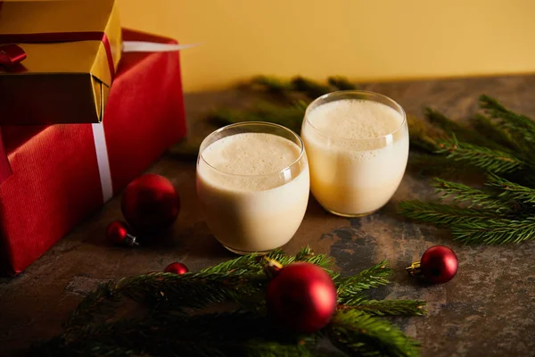 Traditionele Eierpunch Cocktail Geschenkdozen Sparren Takken Kerstballen Donkermarmeren Tafel Geïsoleerd — Stockfoto