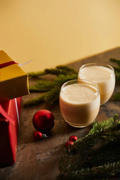 Traditioneller Eierlikör Cocktail Geschenkschachteln Fichtenzweige Und Weihnachtskugeln Auf Dunklem Marmortisch — Stockfoto