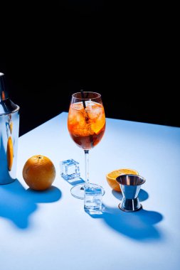 Kokteyl Aperol Spritz, portakal, karıştırıcı, buz küpleri ve ölçü kabı. 