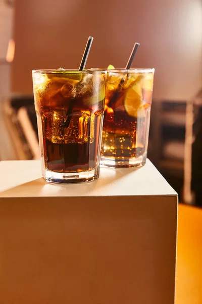 Cocktail Cuba Libre Bicchieri Con Cannucce Cubo — Foto Stock