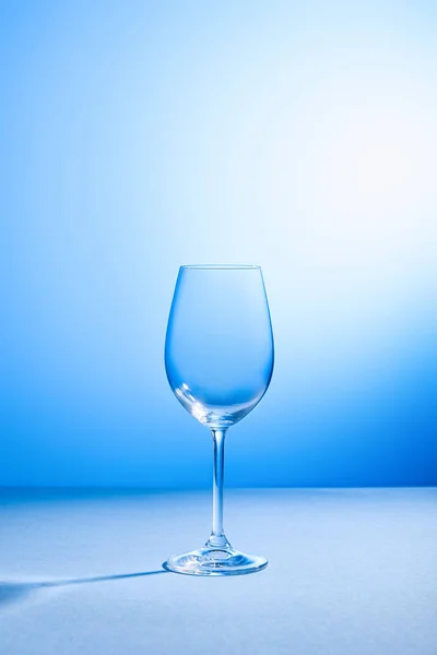 Leeres Sauberes Und Zerbrechliches Glas Auf Blauem Hintergrund Mit Kopierraum — Stockfoto