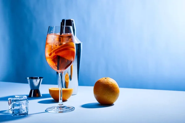 Коктейль Aperol Spritz Апельсини Шейкер Кубики Льоду Мірна Чашка Синьому — стокове фото