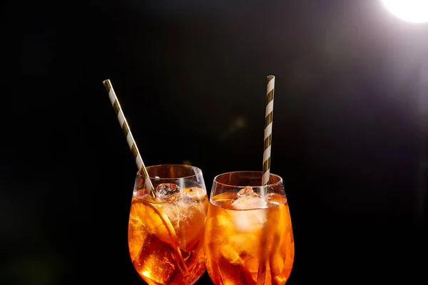 Aperol Spritz Óculos Com Palhas Sobre Fundo Preto — Fotografia de Stock