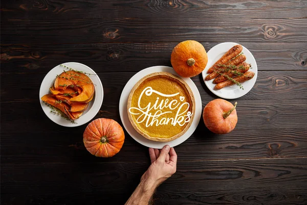 Vue Partielle Main Masculine Près Plaque Avec Tarte Citrouille Donner — Photo