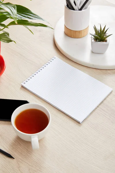 Grüne Pflanzen Tasse Tee Und Leeres Notizbuch Der Nähe Des — Stockfoto