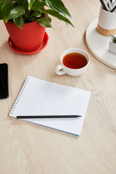 Planta Verde Taza Cuaderno Blanco Con Lápiz Superficie Madera —  Fotos de Stock