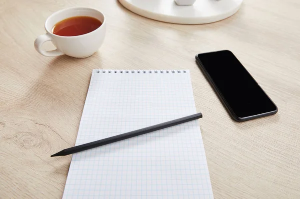 Xícara Chá Notebook Branco Com Lápis Perto Smartphone Superfície Madeira — Fotografia de Stock
