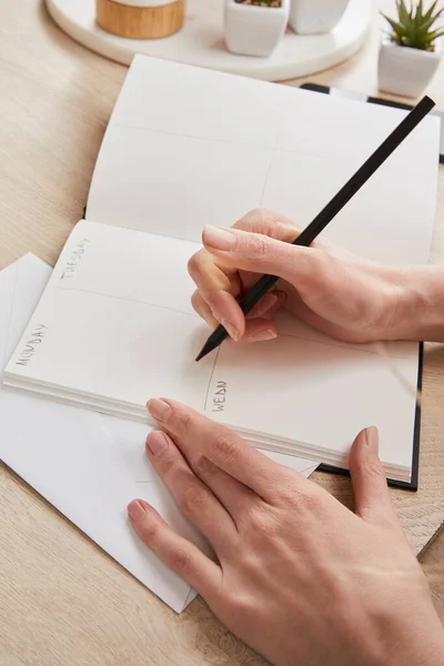 Vista Cortada Mulher Escrevendo Caderno Superfície Madeira — Fotografia de Stock