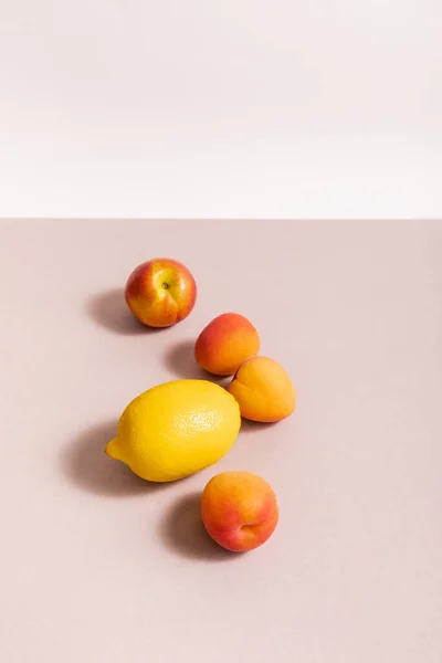 Vruchtensamenstelling Met Citroen Abrikozen Beige Oppervlak Geïsoleerd Wit — Stockfoto