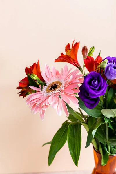 Composition Florale Avec Bouquet Vase Orange Isolé Sur Beige — Photo