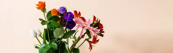 Composição Floral Com Buquê Flores Coloridas Fundo Bege Cultura Panorâmica — Fotografia de Stock