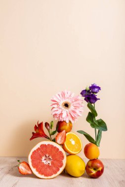 Eustoma, Gerbera, Alstroemeria, narenciye, çilek ve şeftalili bej arkaplan.