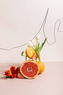 Laleli çiçek ve meyve kompozisyonu, kırmızı Alstroemeria, bej üzerine izole yaz meyveleri.