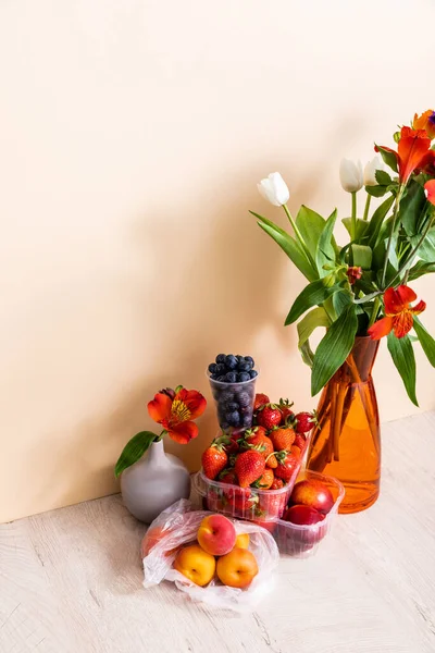 Blommor Och Frukt Sammansättning Med Bukett Vas Och Sommarfrukter Träyta — Stockfoto