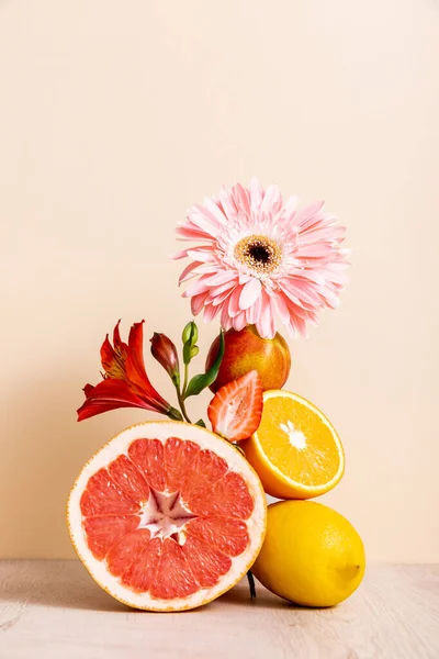 Blomster Fruktsammensetning Med Gerbera Alstroemeria Sitrusfrukter Jordbær Fersken Beige Bakgrunner – stockfoto