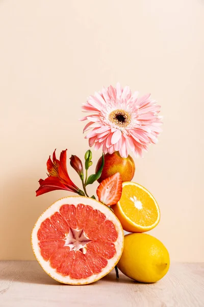 Gerbera Alstroemeria Narenciye Çilek Şeftalili Bej Arkaplan — Stok fotoğraf