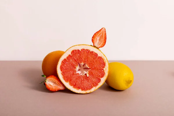 Fruktsammansättning Med Citrusfrukter Och Jordgubbar Isolerade Beige — Stockfoto