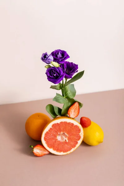 Composición Floral Frutal Con Eustoma Púrpura Frutas Verano Aisladas Beige —  Fotos de Stock