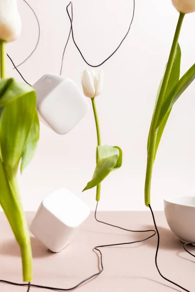 Selectieve Focus Van Creatieve Bloemsamenstelling Met Tulpen Draden Bekers Vierkante — Stockfoto