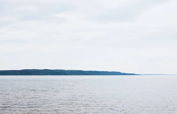 Klidné Modré Moře Proti Obloze Mraky — Stock fotografie