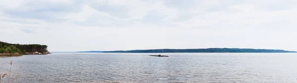 ของทะเลสาบสะอาดใกล นไม ยวก องฟ เมฆ — ภาพถ่ายสต็อก
