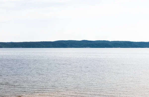 Sluneční Svit Klidné Jezero Proti Obloze Mraky — Stock fotografie