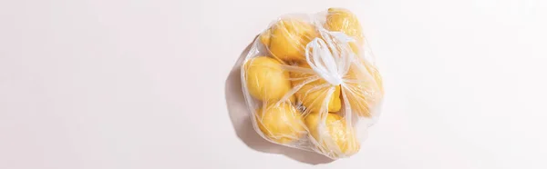 Вид Сверху Желтые Лимоны Пластиковом Пакете Сером Столе Горизонтальный Урожай — стоковое фото