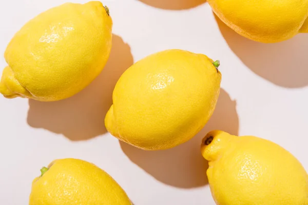 Крупный План Целых Спелых Лимонов Сером Столе Тенями — стоковое фото