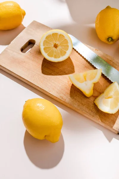 Fresh Whole Cutted Lemons Wooden Board Knife Grey Table — Stock Photo, Image